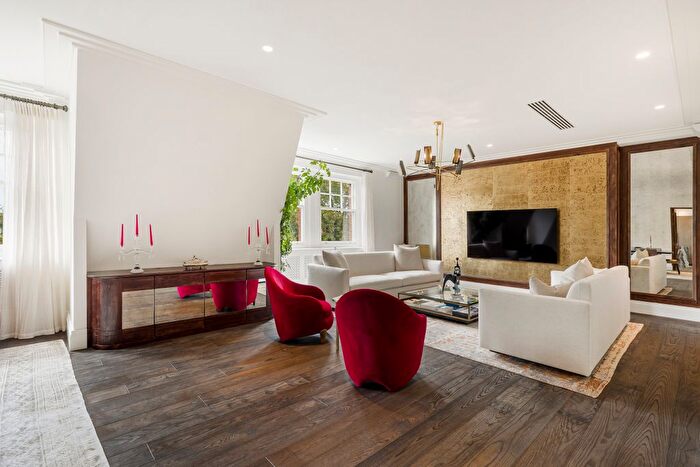 3 Bedroom Flat To Rent In South Street, Mayfair, London, W1K
