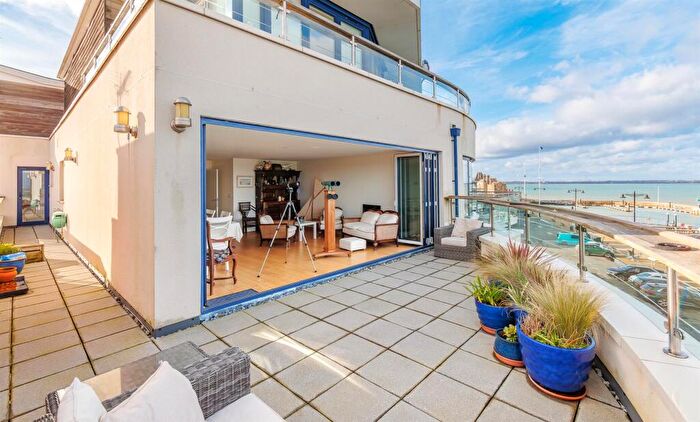 3 Bedroom Apartment For Sale In Immaculate Apartment With Stunning Sea Views - The Parade, Cowes, PO31
