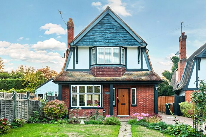 3 Bedroom Detached House For Sale In The Close, West Byfleet, KT14