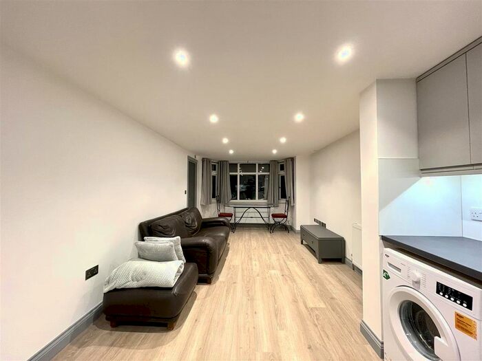 3 Bedroom Flat To Rent In New Park Avenue, Palmers Green N13