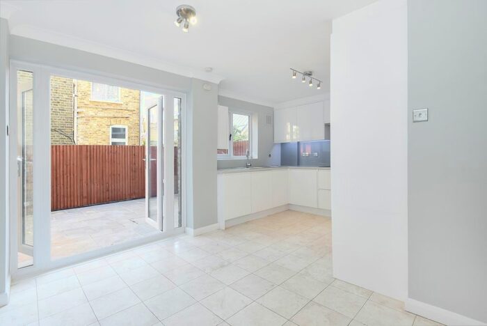 3 Bedroom Flat To Rent In Burnthwaite Road, London, SW6