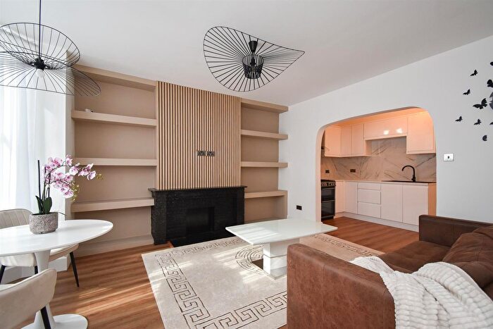 1 Bedroom Flat For Sale In Quarry Crescent, Hastings, TN34