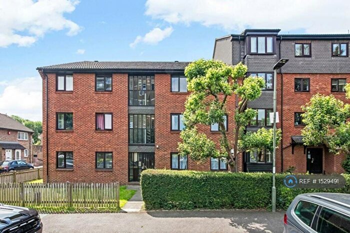 3 Bedroom Flat To Rent In Jasmine Grove, London, SE20