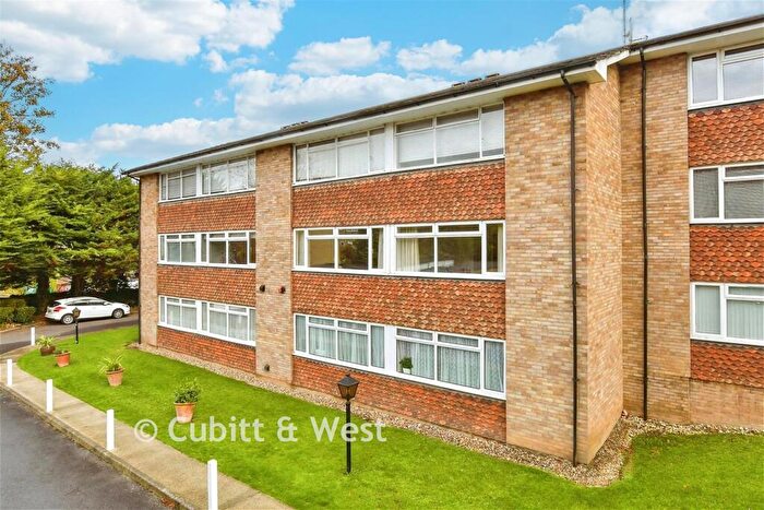 2 Bedroom Flat For Sale In Christchurch Park, Sutton, Surrey, SM2