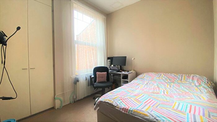 2 Bedroom Apartment To Rent In Woodside Grove, Finchley, London, N12