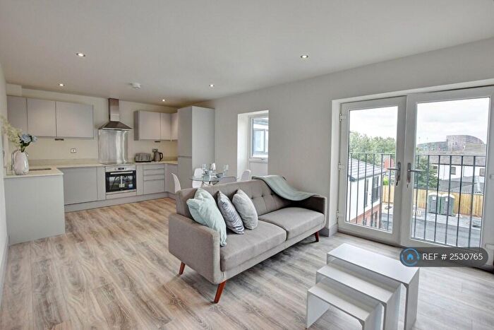 2 Bedroom Flat To Rent In Trinity Court, Leeds, LS9