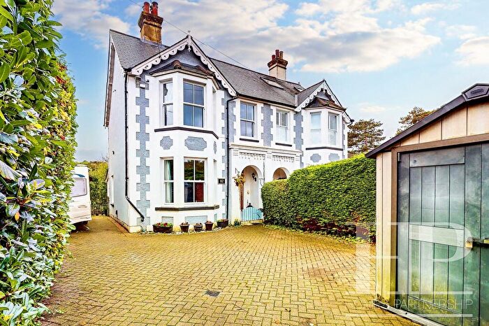 4 Bedroom Semi-Detached House For Sale In Ifield Road, Crawley, RH11