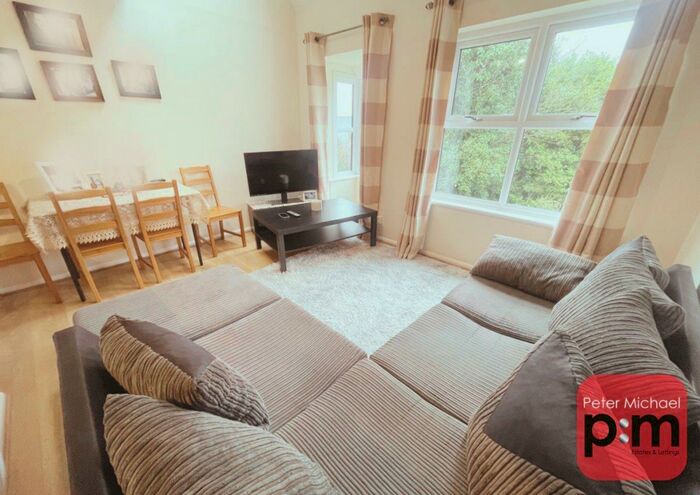 2 Bedroom Maisonette To Rent In Pilgrims Close, Palmers Green, N13