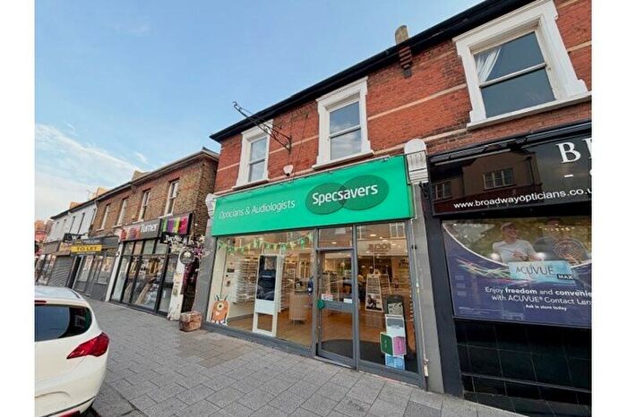 2 Bedroom Flat To Rent In Broadway, Leigh-on-Sea, Southend-on-Sea, SS9