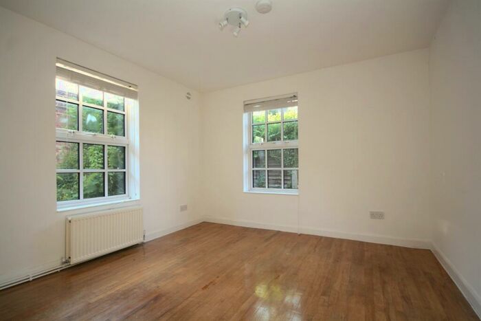 3 Bedroom Bungalow To Rent In High Street, Southgate, N14