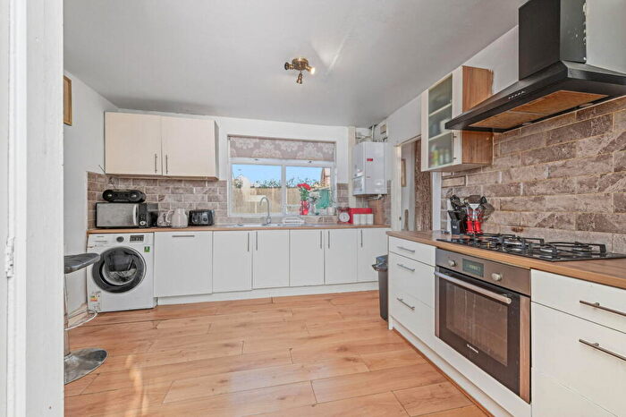 3 Bedroom Semi-Detached House For Sale In North Parkway, Leeds, LS14