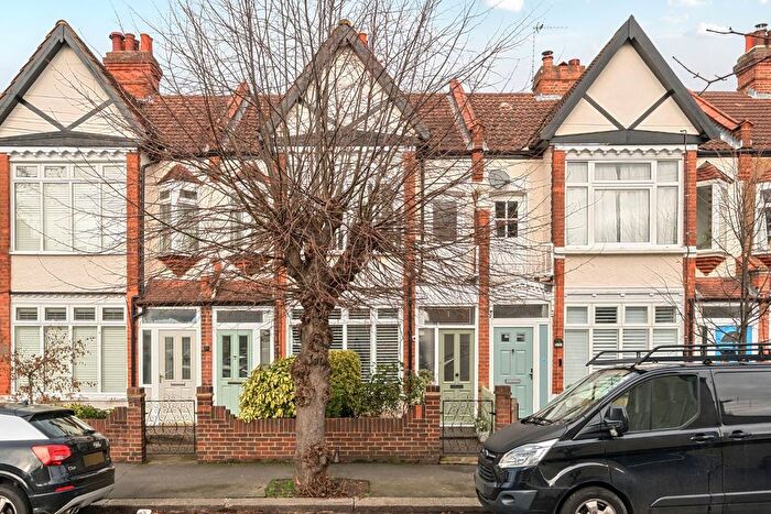 2 Bedroom Flat For Sale In Shelton Road, Wimbledon, London, SW19