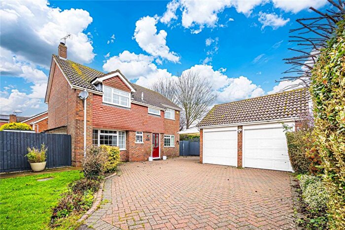 4 Bedroom Detached House For Sale In Wallace Drive, Eaton Bray, Central Bedfordshire, LU6