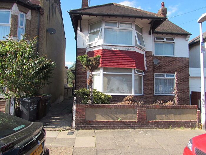 2 Bedroom Flat For Sale In Whalebone Grove, Romford, RM6