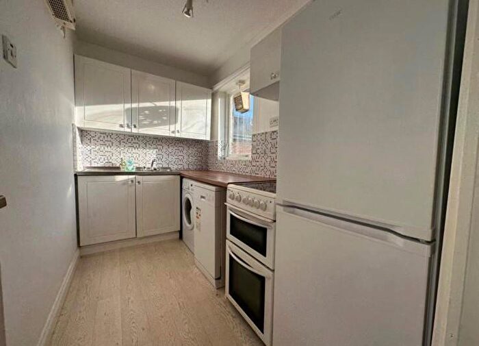 Flat To Rent In Slough, Berkshire, SL1