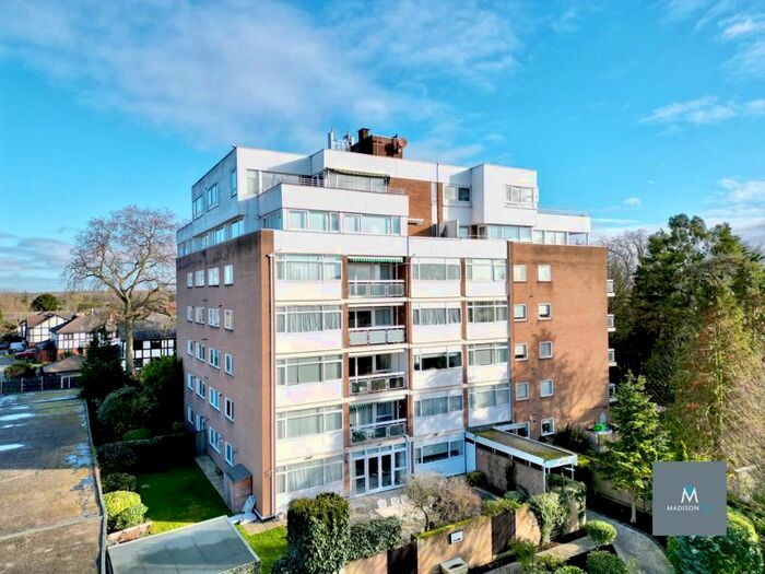 3 Bedroom Flat To Rent In The Bowls, Chigwell, IG7