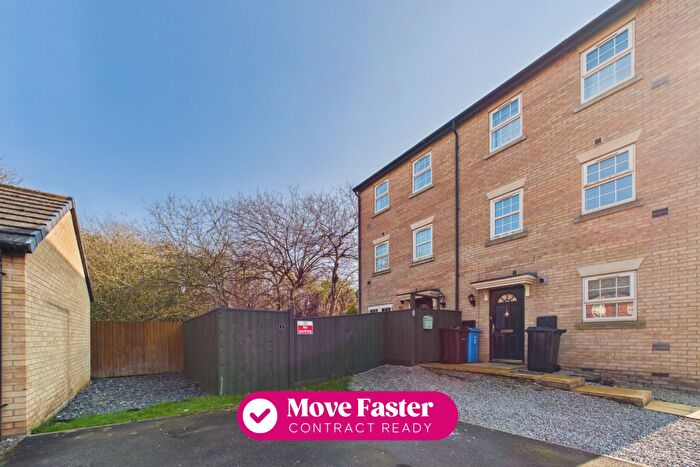 2 Bedroom Town House For Sale In Boothferry Park Halt, Hull, HU4