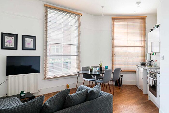 1 Bedroom Flat To Rent In Amhurst Road, London, E8