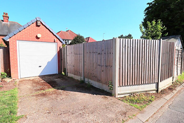 3 Bedroom Semi-Detached House For Sale In Elmsleigh Road, Farnborough, GU14