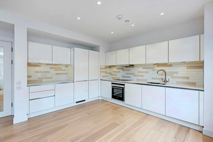 2 Bedroom Flat To Rent In New Kings Road, Fulham, London, SW6