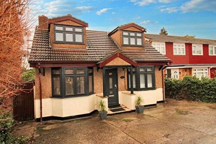 4 Bedroom Bungalow For Sale In Chase Cross Road, Collier Row, RM5