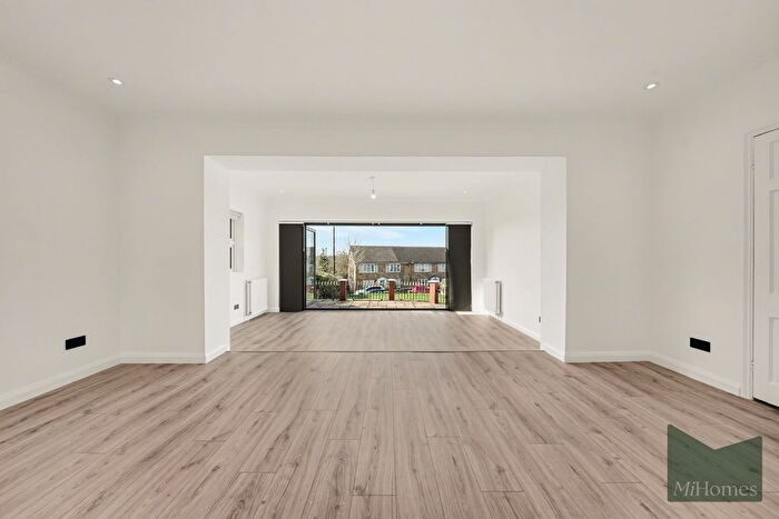 3 Bedroom Flat To Rent In Chase Ridings, Enfield, EN2