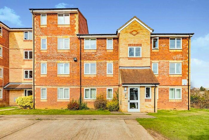 1 Bedroom Flat To Rent In Guernsey House, Pioneer Way, Watford, Hertfordshire, WD18