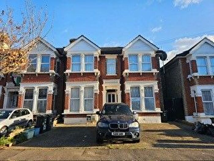 1 Bedroom Flat To Rent In Courtland Avenue, Ilford, Essex, IG1