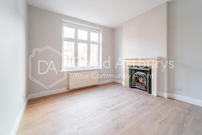 3 Bedroom Apartment To Rent In Glendale Avenue, Wood Green, London, N22