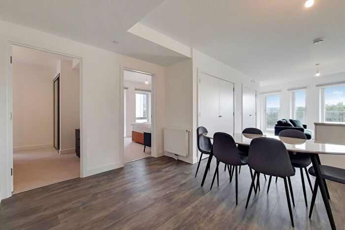 3 Bedroom Flat To Rent In Adlay Place, Silvertown, London, E16