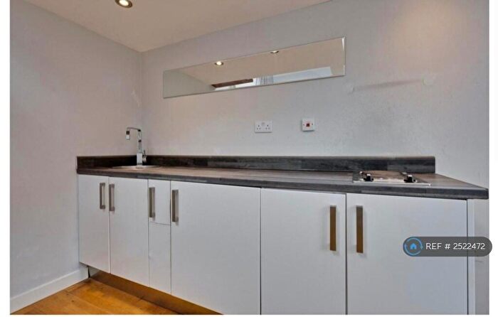 1 Bedroom Flat To Rent In Suffolk House, Weybridge, KT13