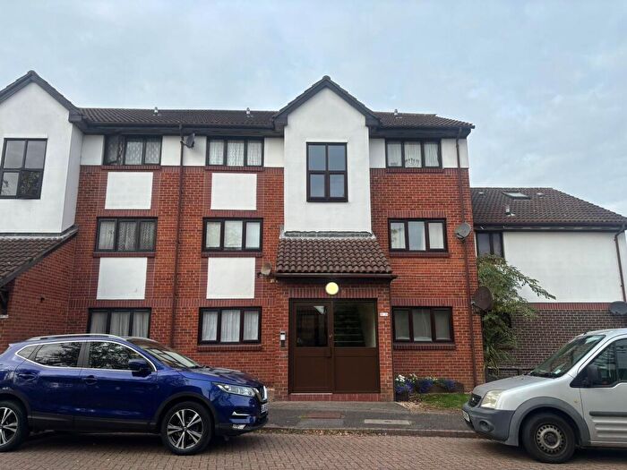 1 Bedroom Flat To Rent In Banner Close, Purfleet On Thame, RM19