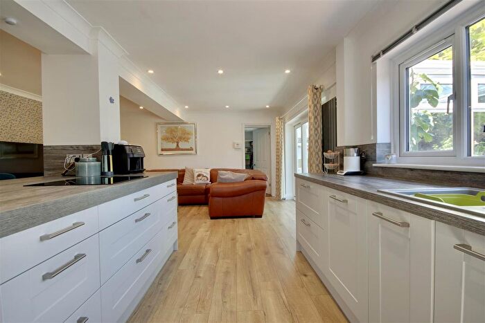 4 Bedroom Detached House For Sale In Catisfield Road, Fareham, PO15