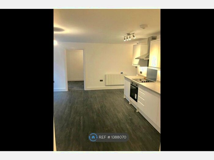 2 Bedroom Flat To Rent In South Street, Epsom, KT18