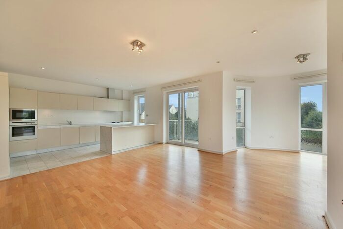 2 Bedroom Flat To Rent In Melliss Avenue, Kew, Richmond, TW9