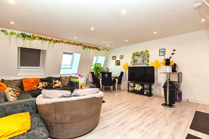 2 Bedroom Flat For Sale In Alton Mews, Aylesbury, Buckinghamshire, HP19