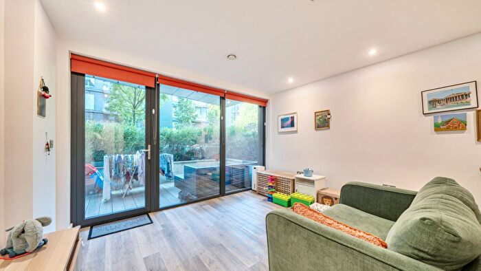 1 Bedroom Flat For Sale In Hawthorne Crescent, Maze Hill, SE10