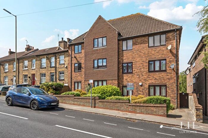 2 Bedroom Flat For Sale In Barton Court, Warley, CM14