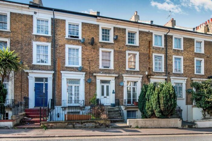 2 Bedroom Flat To Rent In Windmill Street, Gravesend, Kent, DA12