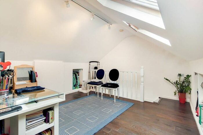 2 Bedroom Maisonette To Rent In Gillespie Road, Arsenal, London, N5