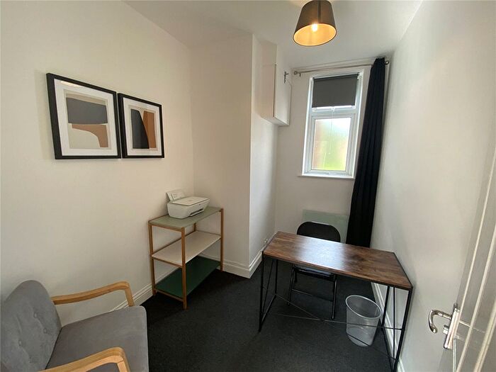 3 Bedroom Flat To Rent In Queens Road, Weybridge, Surrey, KT13