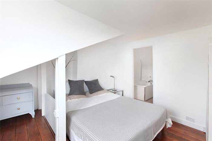 1 Bedroom Flat For Sale In Battersea Park Court, - Battersea Park Road, SW11