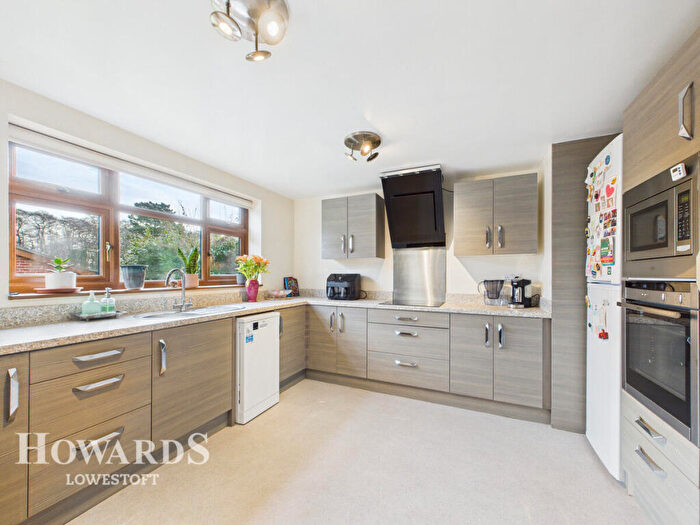 3 Bedroom Detached Bungalow For Sale In Chestnut Avenue, Oulton Broad, NR32