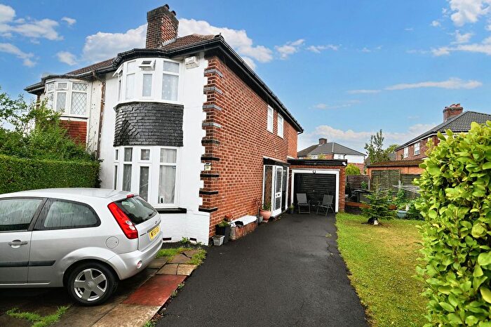3 Bedroom Semi-detached House For Sale In Chandos Grove, Salford, M5