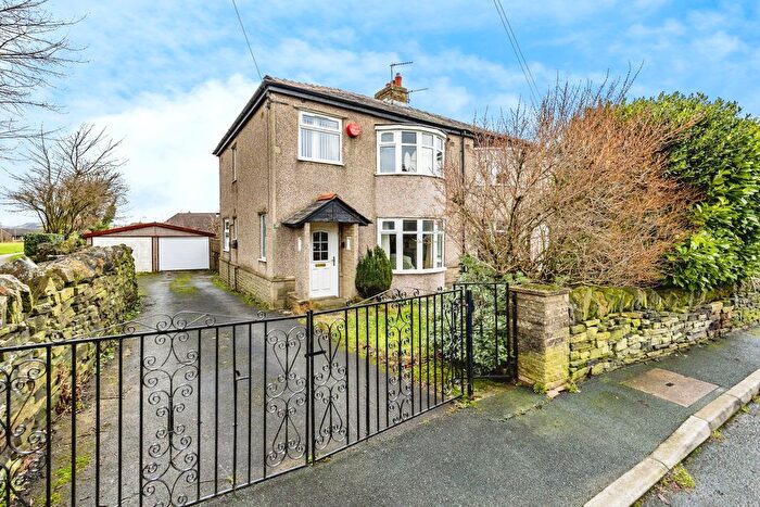 3 Bedroom Semi-Detached House For Sale In Higgin Lane, Halifax, HX3