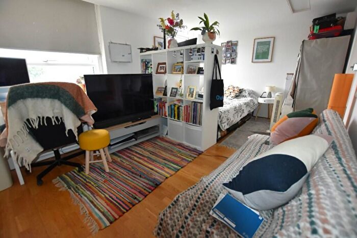 Studio To Rent In Holloway Road, London, N19