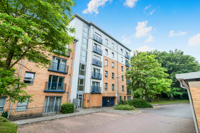1 Bedroom Flat To Rent In Netherfield Place, RG24