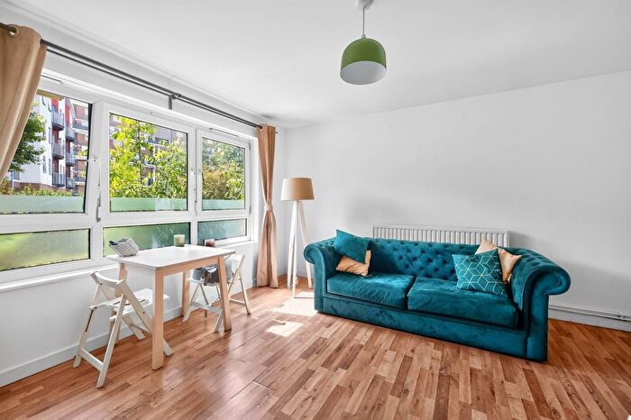 2 Bedroom Flat To Rent In St. Saviours Estate, London, SE1