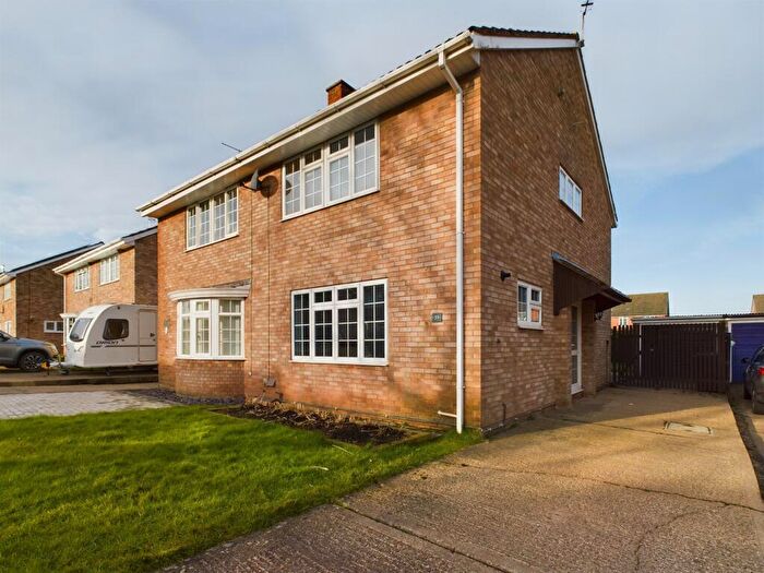 3 Bedroom Semi-Detached House To Rent In White House Drive, Kingstone, HR2