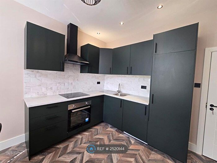 2 Bedroom Flat To Rent In Lime Grove, London, W12